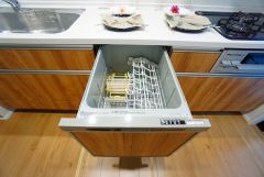 家事の時間が短縮できる食器洗浄乾燥機付。後片付けもラクラクです。 食器を洗う手間が減るので家族とのコミュニケーションの時間や自分の時間が増えますね。