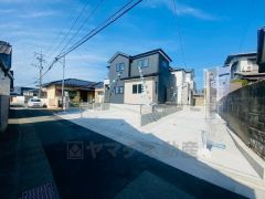 （1号棟）完成予想図 ブラックを基調としたシンプルで飽きの来ない外観です。建物ごとに間取りや色味が異なりますので、ぜひ一度現地で見比べてください