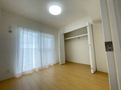 明るい洋室です。ナチュラル色のフローリングで開放的な優しい雰囲気になっています＾＾ベッドや机、ＴＶを置いてもゆとりのある広さです。