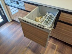 家事の時間が短縮できる食器洗浄乾燥機付。後片付けもラクラクです。 食器を洗う手間が減るので家族とのコミュニケーションの時間や自分の時間が増えますね。