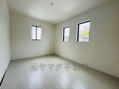 2面採光を確保した明るい室内は、風通しも良く、大変居心地の良い空間となっております。爽やかな風を感じて起きる朝は、快適生活の始まりに。