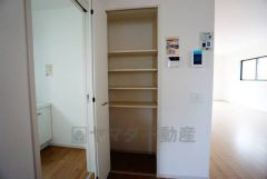 キッチン横パントリー。まとめ買いなどを収納できて便利です＾＾