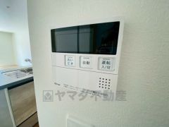 給湯器リモコンはキッチン横からボタンひとつで操作が楽々。通話ボタン付きでお子様とも会話ができて安心です。