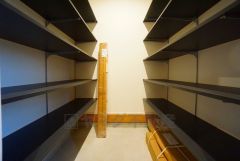 シューズインクローゼットも完備されており、玄関収納も問題ありません。棚の上にお花など飾ってインテリアも楽しめますね。