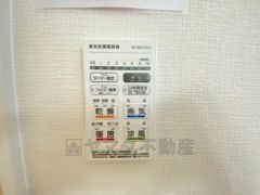 雨の日の洗濯も安心できる浴室暖房乾燥機付き浴室。リモコンで操作もボタン1つで簡単。