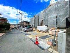 前面道路は公道西側約3.7ｍ、公道南側約4ｍ。