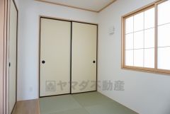 同仕様写真。リビングからの続き間として和室をご用意しました。普段はリビングとつなげて開放的なスペースとして。来客時には客間としてお使いいただけます。
