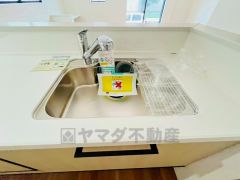 広々とした凸型シンクに洗剤ポケットを標準装備。大きなお鍋など洗いやすいです。洗剤や石鹸、スポンジもすっきりできる収納付き。