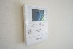 同仕様写真。防犯性、セキュリティ対策に安心できるテレビモニター付きインターフォンです。セールスマン対策にもなり安心できます。