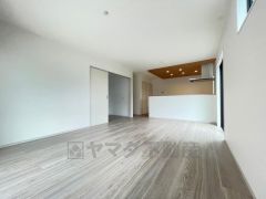 対面式キッチンを中心としたリビングダイニングで家族の会話が弾みそうです。