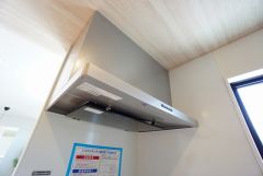 調理により発生する油煙や臭いを吸い込み、屋外へ排気してくれます。