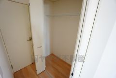 同仕様写真。廊下収納。日用品や趣味の道具などの収納に便利です。