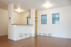 同仕様写真。家族が集まる開放的なリビング。思い思いの時間を過ごしたり、家族みんなで食事をしたり、素敵な団らんの場になりますね。