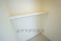同仕様写真。収納力豊富なファミリークローク。洋服や小物などを1箇所にまとめて美しい収納を実現します。