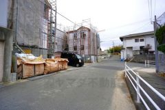 前面道路は公道南側約5.9ｍ。幅広いため車の離合や駐車がスムーズです＾＾