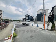 全4棟ともカースペース2台付き＾＾ 6.8ｍの広々とした前面道路で、駐車もスムーズに停めやすいです＾＾