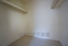 ハンガーパイプ付で散らかりがちな洋服類もきれいに整理できます。使用頻度が少ないものは枕棚の上に、足元には3段ボックスを置いて、フル活用できるクローゼットです＾＾