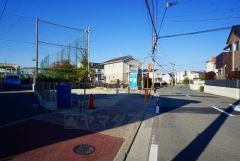 前面道路は南東側約9.1～9.5ｍ。幅広いため、駐車やお車の離合もスムーズです＾＾