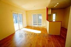 掃き出し窓が2方向にあるダイニングスペースは自然光でも十分の明るさを確保しております＾＾