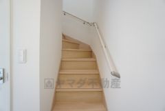 ご年配の方でも安心できる、手すり付き階段です＾＾段差も低めで設定されてますので安全性にも優れてますね＾＾