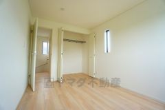 明るい洋室です。ナチュラル色のフローリングで開放的な優しい雰囲気になっています＾＾ベッドや机、ＴＶを置いてもゆとりのある広さです。