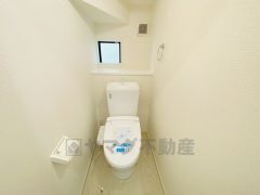 温水洗浄便座付きのトイレです。汚れてもサッとひと拭きでお手入れ簡単。節水仕様でしっかり洗浄できます。環境にやさしく、しかも経済的です。