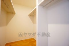 同仕様写真。収納力豊富なウォークインクローゼット付き。洋服や小物などを1箇所にまとめて美しい収納を実現します。