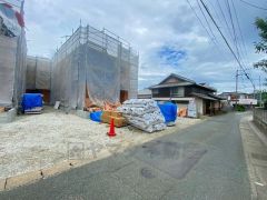 前面道路含む現地外観写真。