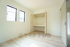 木目調のシンプルデザインで落ち着きと安らぎの空間に仕上げています。各部屋に収納が完備されているので、お荷物が多くなっても安心の設計です。