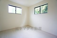 2面採光を確保した明るい室内は、風通しも良く、大変居心地の良い空間となっております。爽やかな風を感じて起きる朝は、快適生活の始まりに。