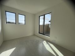 2面採光を確保した明るい室内は、風通しも良く、大変居心地の良い空間となっております。爽やかな風を感じて起きる朝は、快適生活の始まりに。