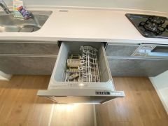 炊事時間を大幅に短縮できる食器洗浄乾燥機付き＾＾食器を洗う手間が減るので家族とのコミュニケーションの時間や自分の時間が増えますね。