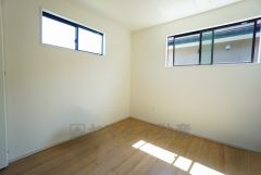 2面採光を確保した明るい室内は、風通しも良く、大変居心地の良い空間となっております。爽やかな風を感じて起きる朝は、快適生活の始まりに。