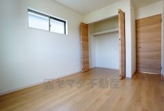 同仕様写真。全居室にはたっぷり収納できる大型クローゼットを設置しています。窓には断熱性・保温性にすぐれ、省エネ効果のあるペアガラスを採用。冬には結露を防止します。