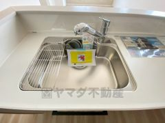 広々とした凸型シンクに洗剤ポケットを標準装備。大きなお鍋など洗いやすいです。洗剤や石鹸、スポンジもすっきりできる収納付き。