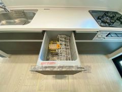 家事の時間が短縮できる食器洗浄乾燥機付。後片付けもラクラクです。 食器を洗う手間が減るので家族とのコミュニケーションの時間や自分の時間が増えますね。