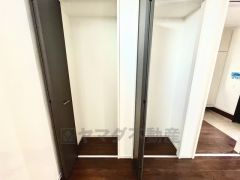 まとめ買いしてもこの収納量なら心配要らずのパントリー。調理家電や食品のストックをすっきりまとめられ、キッチン周りを広々使えます。