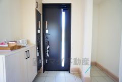 たっぷり収納できるシューズボックスです。家族全員の靴がきれいに整頓できます。棚の上にお花や写真を飾っても良いですね。