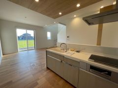 大きな窓のあるリビングは、陽光あふれる明るい空間です。居心地良く、ご家族皆がゆったり寛げる憩いの空間となりそうです。