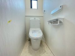 1階2階の2ヶ所にトイレがありますので、忙しい朝にもゆとりが生まれますね＾＾小窓付きで換気する時に便利です＾＾