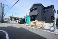 前面道路は6ｍと広く駐車がスムーズにできます＾＾