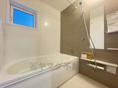 1日の疲れを癒すくつろぎのバスルーム。足を伸ばしてもゆったりと入れるサイズです。お子様と一緒にお風呂に入っても狭くないですね^^