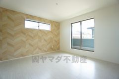 寝室や子ども部屋など、用途に合わせてご利用の幅は無限大＾＾ 寛ぎの時間を紡ぎだす主寝室は、大型ベッドを置いても余裕の広さを確保しています。