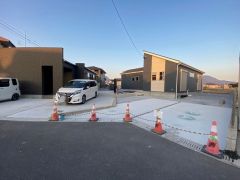 前面道路は5.97ｍで、交通量が少なく大型車両もほとんど通りません＾＾ お子様がいるご家庭でも安心です＾＾