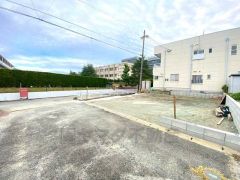 東側4.4ｍ、北側4.7ｍ。前面道路は車通りも少なく、安全性も確保。