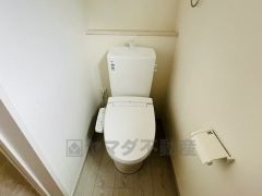 温水洗浄機付トイレです。節水機能もあるので、安心して使えますね。もちろん、1階2階の2ヶ所にトイレがあるので、忙しい朝にもゆとりができますね。