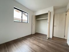木目調のシンプルデザインで落ち着きと安らぎの空間に仕上げています。各部屋に収納が完備されているので、お荷物が多くなっても安心の設計です。