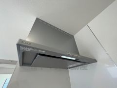 レンジフード。 調理により発生する油煙や臭いを吸い込み、屋外へ排気してくれます。