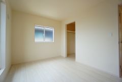 明るい洋室です。ナチュラル色のフローリングで開放的な優しい雰囲気になっています＾＾ベッドや机、ＴＶを置いてもゆとりのある広さです。