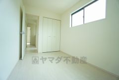 収納力豊富なウォークインクローゼット付き。洋服や小物などを1箇所にまとめて美しい収納を実現します。